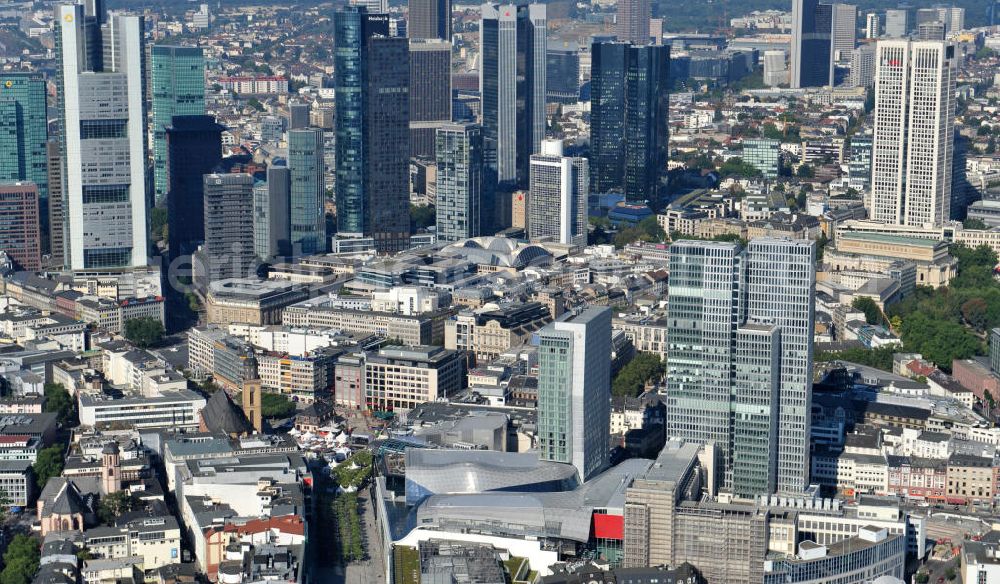 Frankfurt am Main from above - Blick auf das Palais Quartier im Zentrum vor der Skyline der Hochäuser der Banken und Versicherungen in Frankfurt / Main in Hessen. Das Palais Quartier ist ein Neubauprojekt in der Frankfurter Innenstadt und besteht aus vier Bauelementen: Das Einkaufszentrum MyZeil, das das Tor des Quartiers zur berühmten Straße Zeil bildet; das 96 Meter hohe Hotel Jumeirah Frankfurt in der Mitte; ein 135 Meter hoher Büroturm und dem Palais Thurn und Taxis. Ausführende Baufirma war die BAM Deutschland AG. Das Objekt ist ein Vorhaben der MAB Development Deutschland GmbH