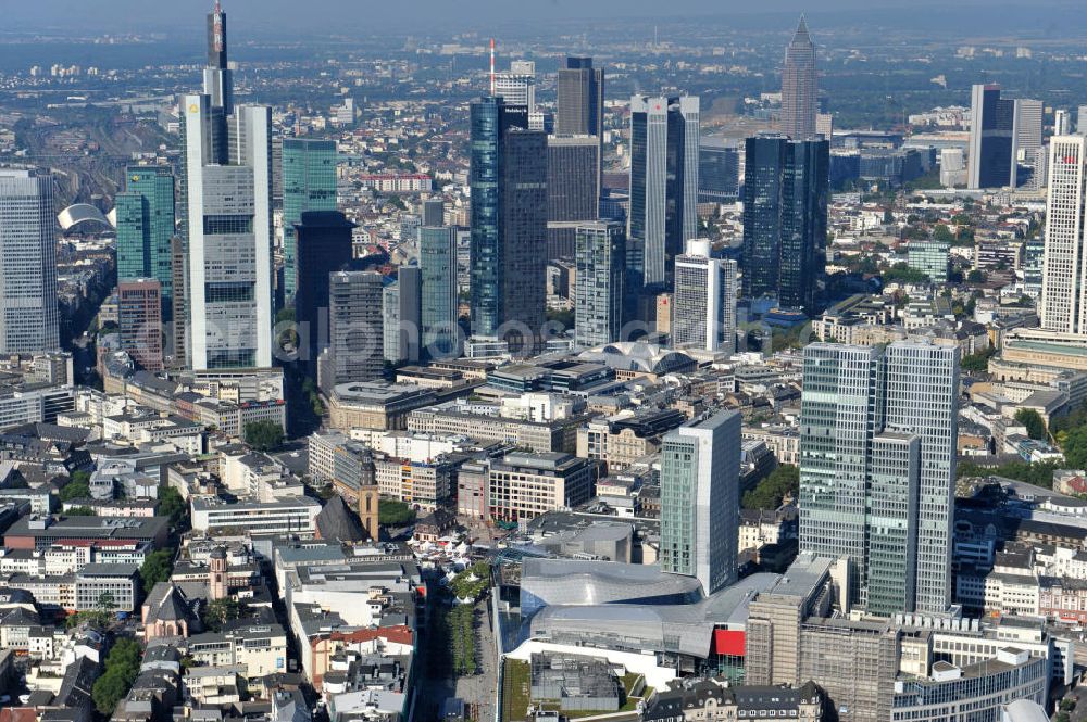 Frankfurt am Main from the bird's eye view: Blick auf das Palais Quartier im Zentrum vor der Skyline der Hochäuser der Banken und Versicherungen in Frankfurt / Main in Hessen. Das Palais Quartier ist ein Neubauprojekt in der Frankfurter Innenstadt und besteht aus vier Bauelementen: Das Einkaufszentrum MyZeil, das das Tor des Quartiers zur berühmten Straße Zeil bildet; das 96 Meter hohe Hotel Jumeirah Frankfurt in der Mitte; ein 135 Meter hoher Büroturm und dem Palais Thurn und Taxis. Ausführende Baufirma war die BAM Deutschland AG. Das Objekt ist ein Vorhaben der MAB Development Deutschland GmbH