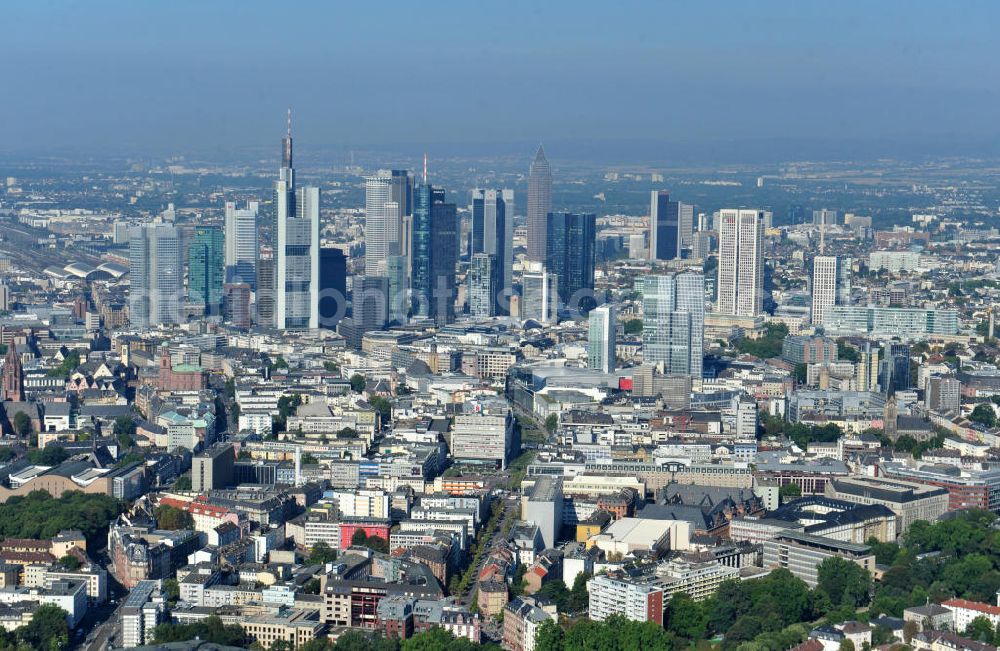 Aerial image Frankfurt am Main - Blick auf das Palais Quartier im Zentrum vor der Skyline der Hochäuser der Banken und Versicherungen in Frankfurt / Main in Hessen. Das Palais Quartier ist ein Neubauprojekt in der Frankfurter Innenstadt und besteht aus vier Bauelementen: Das Einkaufszentrum MyZeil, das das Tor des Quartiers zur berühmten Straße Zeil bildet; das 96 Meter hohe Hotel Jumeirah Frankfurt in der Mitte; ein 135 Meter hoher Büroturm und dem Palais Thurn und Taxis. Ausführende Baufirma war die BAM Deutschland AG. Das Objekt ist ein Vorhaben der MAB Development Deutschland GmbH