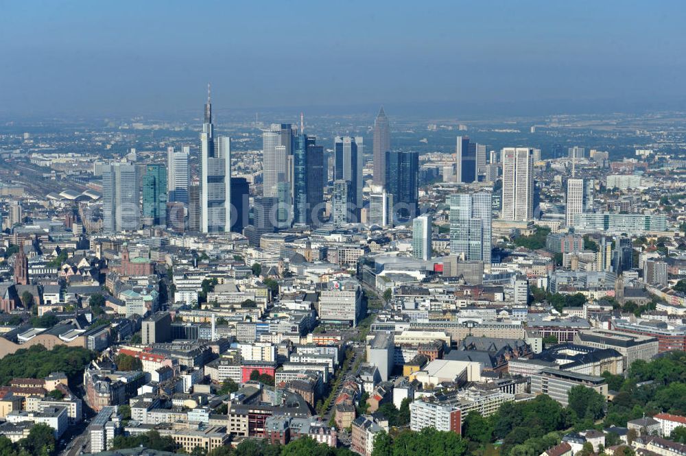 Aerial photograph Frankfurt am Main - Blick auf das Palais Quartier im Zentrum vor der Skyline der Hochäuser der Banken und Versicherungen in Frankfurt / Main in Hessen. Das Palais Quartier ist ein Neubauprojekt in der Frankfurter Innenstadt und besteht aus vier Bauelementen: Das Einkaufszentrum MyZeil, das das Tor des Quartiers zur berühmten Straße Zeil bildet; das 96 Meter hohe Hotel Jumeirah Frankfurt in der Mitte; ein 135 Meter hoher Büroturm und dem Palais Thurn und Taxis. Ausführende Baufirma war die BAM Deutschland AG. Das Objekt ist ein Vorhaben der MAB Development Deutschland GmbH