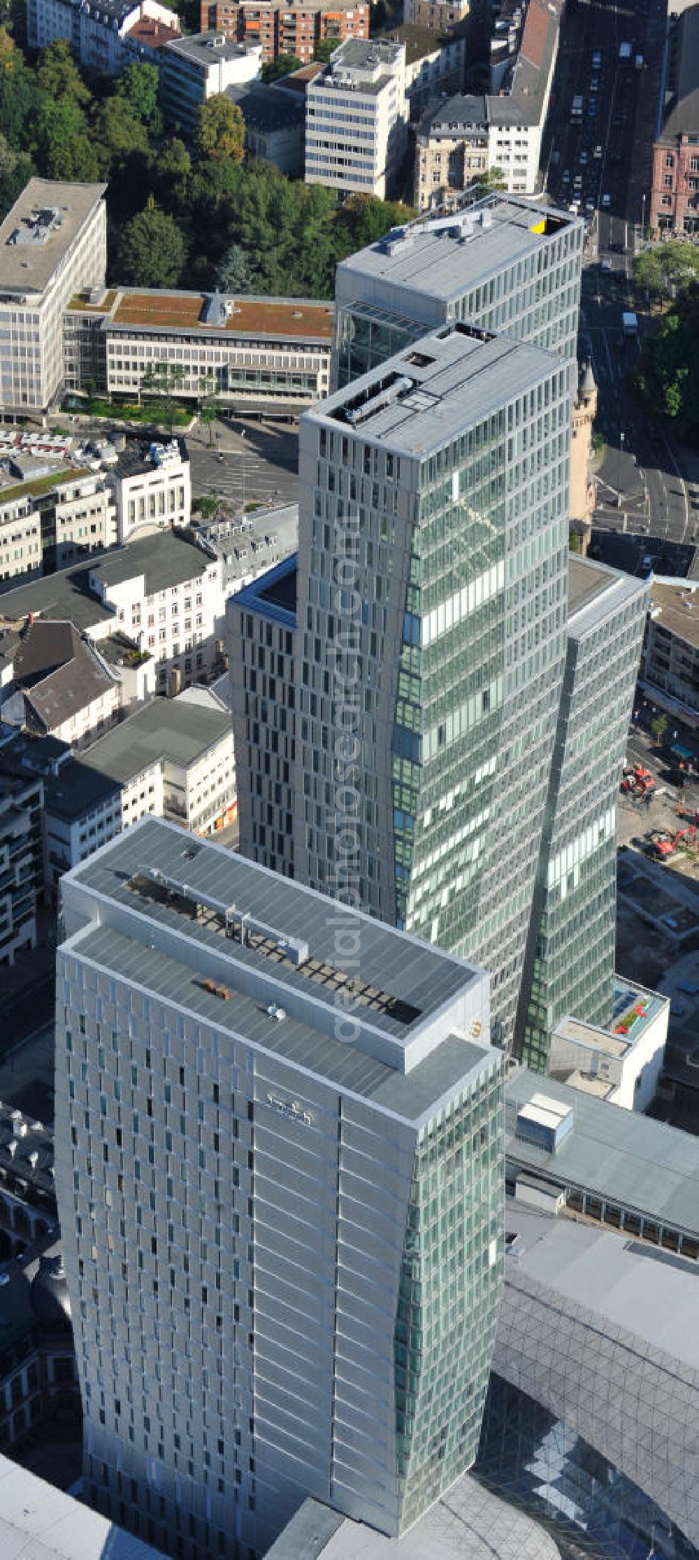 Aerial photograph Frankfurt am Main - Blick auf das Palais Quartier im Zentrum von Frankfurt / Main in Hessen. Das Palais Quartier ist ein Neubauprojekt in der Frankfurter Innenstadt und besteht aus vier Bauelementen: Das Einkaufszentrum MyZeil, das das Tor des Quartiers zur berühmten Straße Zeil bildet; das 96 Meter hohe Hotel Jumeirah Frankfurt in der Mitte; ein 135 Meter hoher Büroturm und dem Palais Thurn und Taxis. Ausführende Baufirma war die BAM Deutschland AG. Das Objekt ist ein Vorhaben der MAB Development Deutschland GmbH