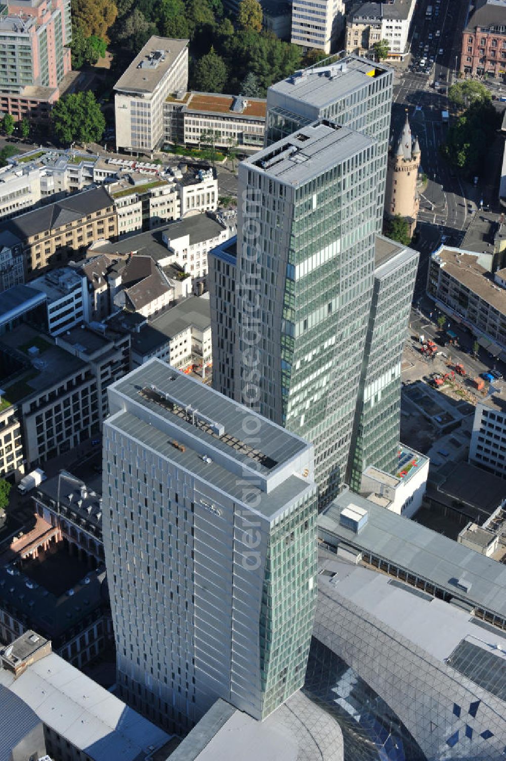 Frankfurt am Main from above - Blick auf das Palais Quartier im Zentrum von Frankfurt / Main in Hessen. Das Palais Quartier ist ein Neubauprojekt in der Frankfurter Innenstadt und besteht aus vier Bauelementen: Das Einkaufszentrum MyZeil, das das Tor des Quartiers zur berühmten Straße Zeil bildet; das 96 Meter hohe Hotel Jumeirah Frankfurt in der Mitte; ein 135 Meter hoher Büroturm und dem Palais Thurn und Taxis. Ausführende Baufirma war die BAM Deutschland AG. Das Objekt ist ein Vorhaben der MAB Development Deutschland GmbH