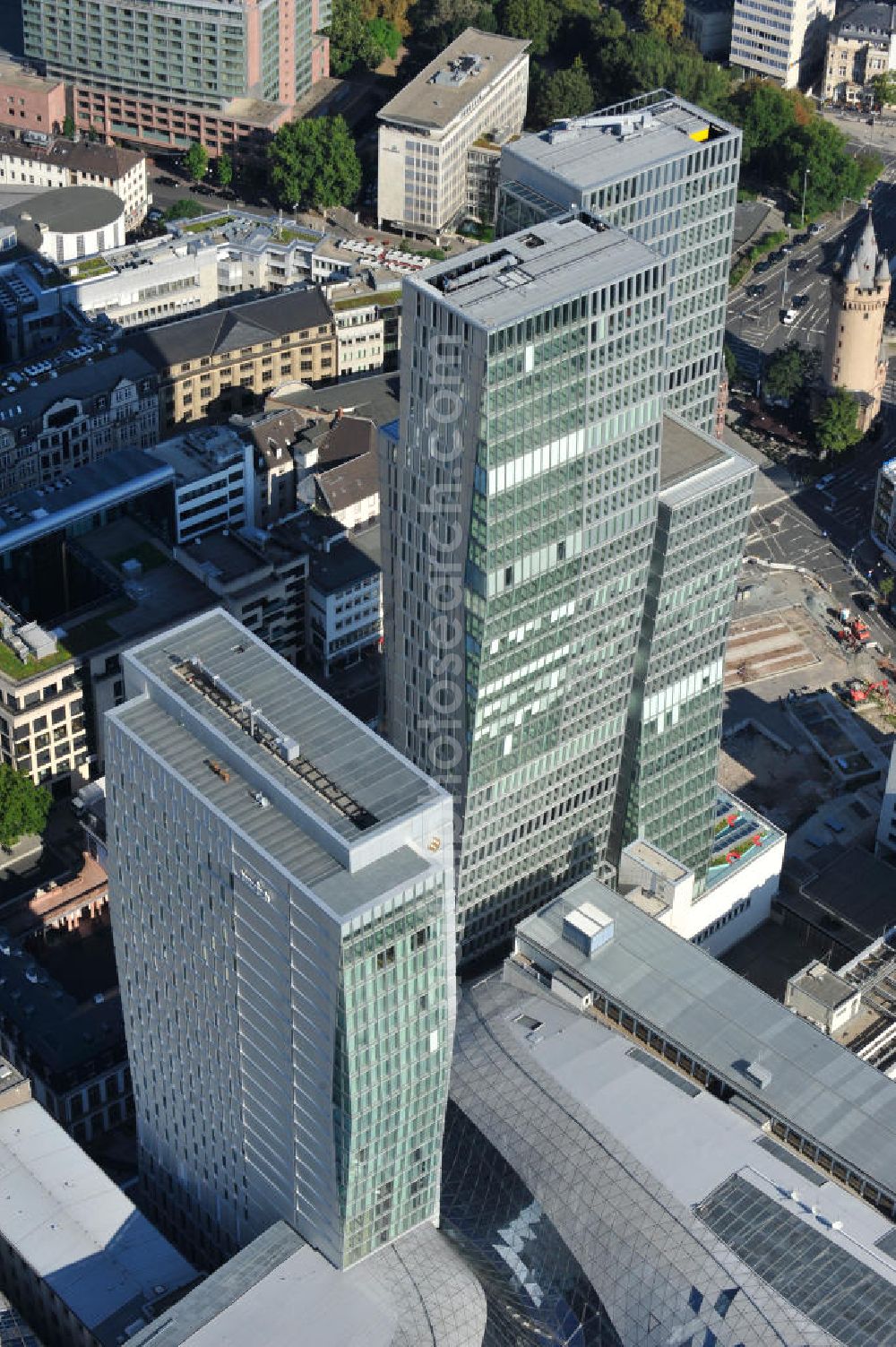 Frankfurt am Main from the bird's eye view: Blick auf das Palais Quartier im Zentrum von Frankfurt / Main in Hessen. Das Palais Quartier ist ein Neubauprojekt in der Frankfurter Innenstadt und besteht aus vier Bauelementen: Das Einkaufszentrum MyZeil, das das Tor des Quartiers zur berühmten Straße Zeil bildet; das 96 Meter hohe Hotel Jumeirah Frankfurt in der Mitte; ein 135 Meter hoher Büroturm und dem Palais Thurn und Taxis. Ausführende Baufirma war die BAM Deutschland AG. Das Objekt ist ein Vorhaben der MAB Development Deutschland GmbH