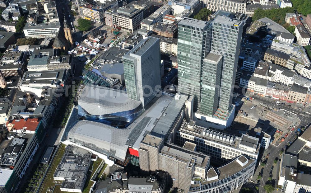 Aerial photograph Frankfurt am Main - Blick auf das Palais Quartier im Zentrum von Frankfurt / Main in Hessen. Das Palais Quartier ist ein Neubauprojekt in der Frankfurter Innenstadt und besteht aus vier Bauelementen: Das Einkaufszentrum MyZeil, das das Tor des Quartiers zur berühmten Straße Zeil bildet; das 96 Meter hohe Hotel Jumeirah Frankfurt in der Mitte; ein 135 Meter hoher Büroturm und dem Palais Thurn und Taxis. Ausführende Baufirma war die BAM Deutschland AG. Das Objekt ist ein Vorhaben der MAB Development Deutschland GmbH