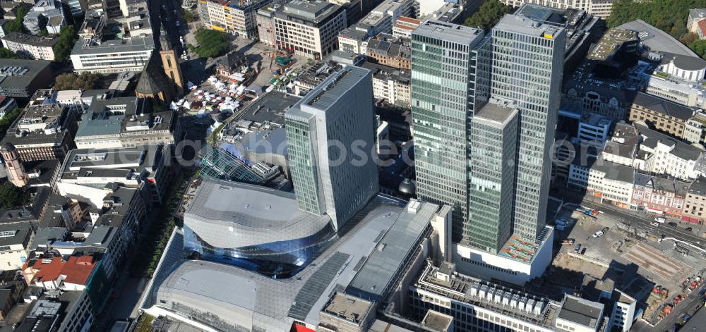 Frankfurt am Main from above - Blick auf das Palais Quartier im Zentrum von Frankfurt / Main in Hessen. Das Palais Quartier ist ein Neubauprojekt in der Frankfurter Innenstadt und besteht aus vier Bauelementen: Das Einkaufszentrum MyZeil, das das Tor des Quartiers zur berühmten Straße Zeil bildet; das 96 Meter hohe Hotel Jumeirah Frankfurt in der Mitte; ein 135 Meter hoher Büroturm und dem Palais Thurn und Taxis. Ausführende Baufirma war die BAM Deutschland AG. Das Objekt ist ein Vorhaben der MAB Development Deutschland GmbH