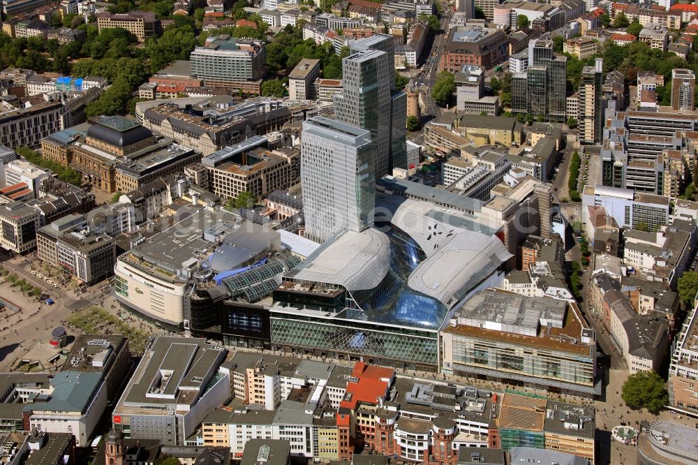 Frankfurt am Main from above - Blick auf das Palais Quartier im Zentrum von Frankfurt Main in Hessen. Das Palais Quartier ist ein Neubauprojekt in der Frankfurter Innenstadt und besteht aus vier Bauelementen: Das Einkaufszentrum MyZeil, das das Tor des Quartiers zur berühmten Straße Zeil bildet; das 96 Meter hohe Hotel Jumeirah Frankfurt in der Mitte; ein 135 Meter hoher Büroturm und dem Palais Thurn und Taxis. Ausführende Baufirma war die BAM Deutschland AG. Das Objekt ist ein Vorhaben der MAB Development Deutschland GmbH