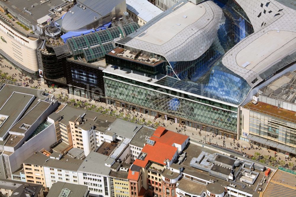 Frankfurt am Main from the bird's eye view: Blick auf das Palais Quartier im Zentrum von Frankfurt Main in Hessen. Das Palais Quartier ist ein Neubauprojekt in der Frankfurter Innenstadt und besteht aus vier Bauelementen: Das Einkaufszentrum MyZeil, das das Tor des Quartiers zur berühmten Straße Zeil bildet; das 96 Meter hohe Hotel Jumeirah Frankfurt in der Mitte; ein 135 Meter hoher Büroturm und dem Palais Thurn und Taxis. Ausführende Baufirma war die BAM Deutschland AG. Das Objekt ist ein Vorhaben der MAB Development Deutschland GmbH