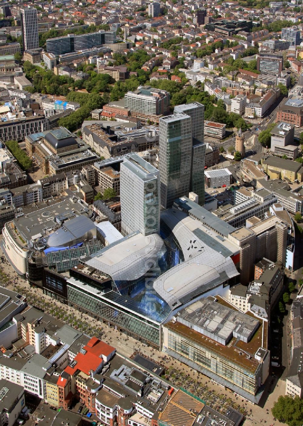 Aerial image Frankfurt am Main - Blick auf das Palais Quartier im Zentrum von Frankfurt Main in Hessen. Das Palais Quartier ist ein Neubauprojekt in der Frankfurter Innenstadt und besteht aus vier Bauelementen: Das Einkaufszentrum MyZeil, das das Tor des Quartiers zur berühmten Straße Zeil bildet; das 96 Meter hohe Hotel Jumeirah Frankfurt in der Mitte; ein 135 Meter hoher Büroturm und dem Palais Thurn und Taxis. Ausführende Baufirma war die BAM Deutschland AG. Das Objekt ist ein Vorhaben der MAB Development Deutschland GmbH