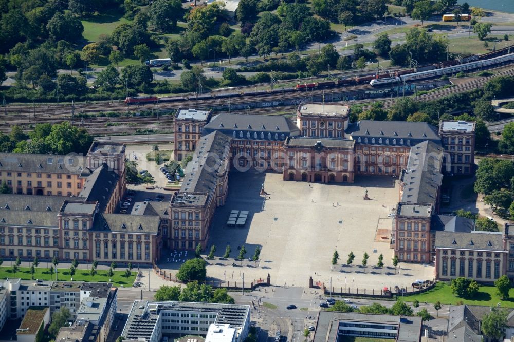 Mannheim from the bird's eye view: Palace - Barockschloss Mannheim at Bismarckstrasse in Mannheim in the state Baden-Wuerttemberg