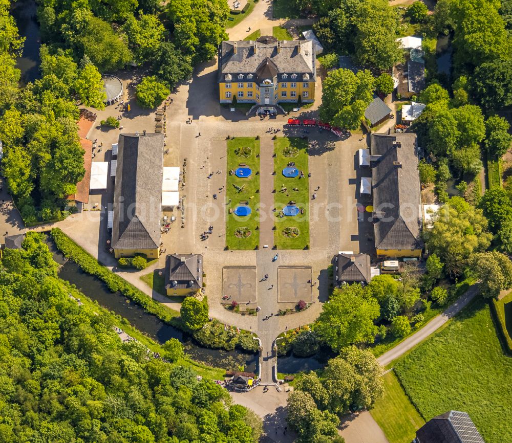 Aerial photograph Bottrop - Palace Beck of Freizeitpark Schloss Beck in Bottrop in the state North Rhine-Westphalia, Germany