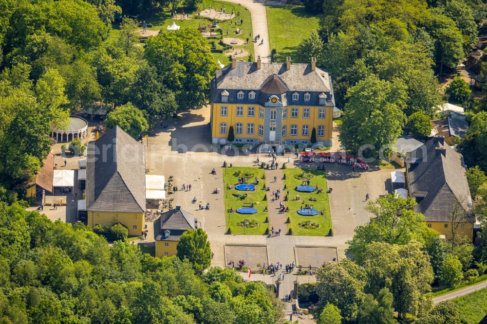 Bottrop from the bird's eye view: Palace Beck of Freizeitpark Schloss Beck in Bottrop in the state North Rhine-Westphalia, Germany