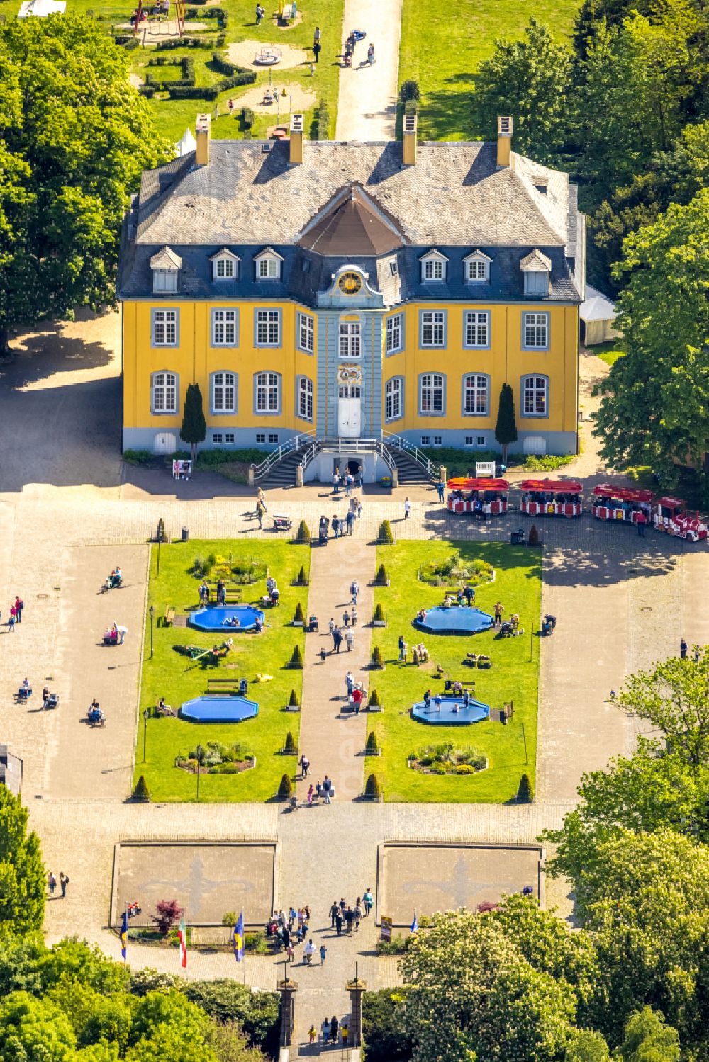 Aerial image Bottrop - Palace Beck of Freizeitpark Schloss Beck in Bottrop in the state North Rhine-Westphalia, Germany