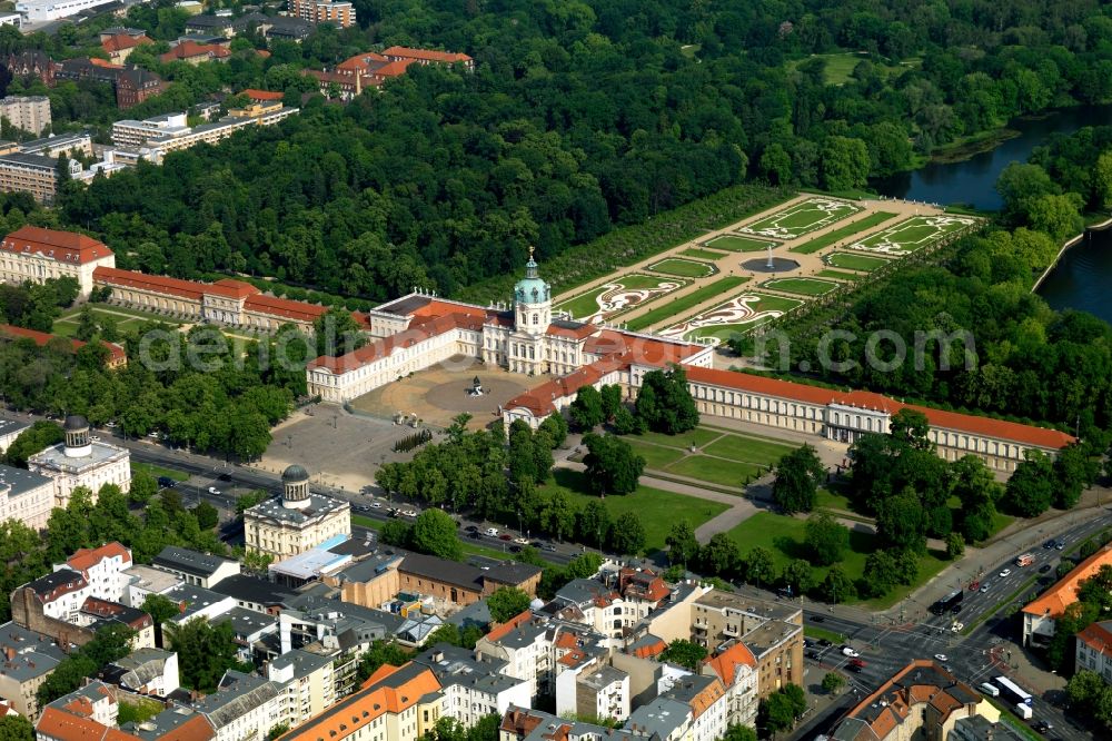 Aerial photograph Berlin - Palace Charlottenburg mit dem Barockgarten der Stiftung Preussische Schloesser und Gaerten Berlin-Brandenburg in Berlin in Germany