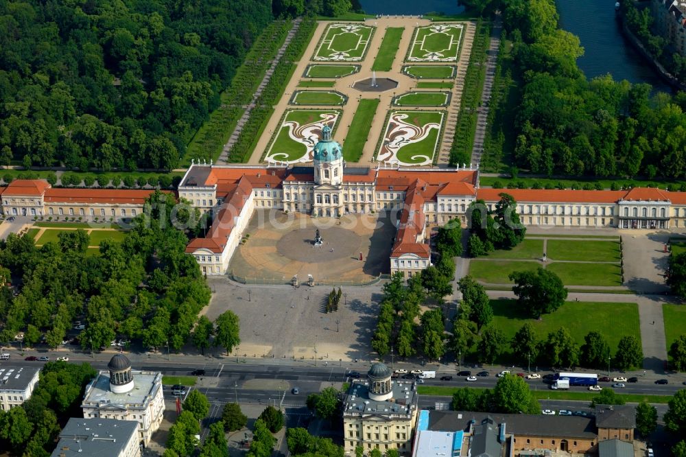 Berlin from the bird's eye view: Palace Charlottenburg mit dem Barockgarten der Stiftung Preussische Schloesser und Gaerten Berlin-Brandenburg in Berlin in Germany