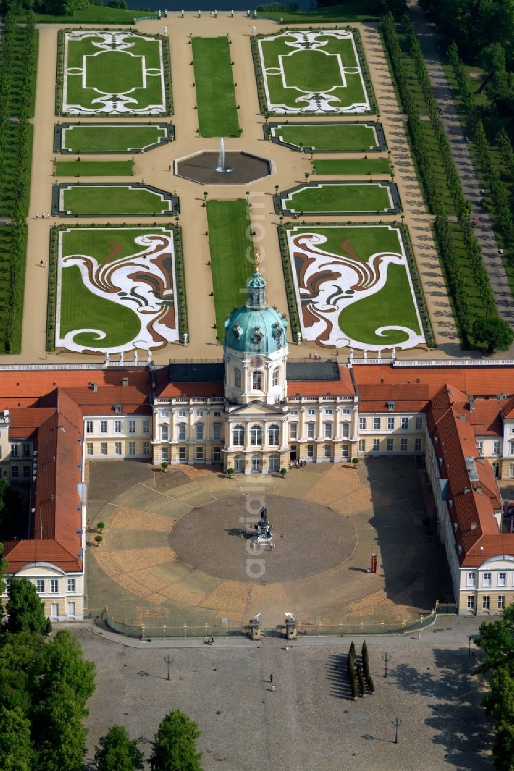 Aerial image Berlin - Palace Charlottenburg mit dem Barockgarten der Stiftung Preussische Schloesser und Gaerten Berlin-Brandenburg in Berlin in Germany