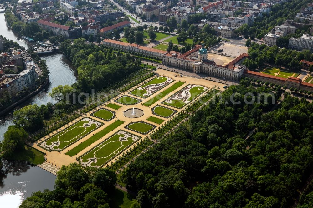 Aerial photograph Berlin - Palace Charlottenburg mit dem Barockgarten der Stiftung Preussische Schloesser und Gaerten Berlin-Brandenburg in Berlin in Germany