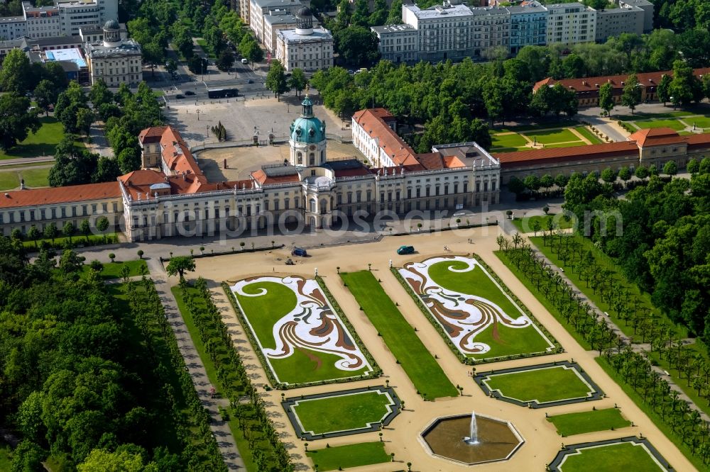 Berlin from above - Palace Charlottenburg mit dem Barockgarten der Stiftung Preussische Schloesser und Gaerten Berlin-Brandenburg in Berlin in Germany