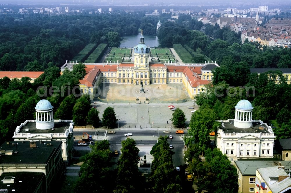 Berlin from the bird's eye view: Palace Charlottenburg mit dem Barockgarten der Stiftung Preussische Schloesser und Gaerten Berlin-Brandenburg in Berlin in Germany