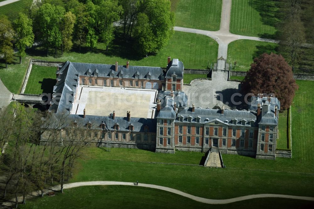 Chamarande from the bird's eye view: Palace Chateau de Chamarande on Rue du Commandant in Chamarande in Ile-de-France, France