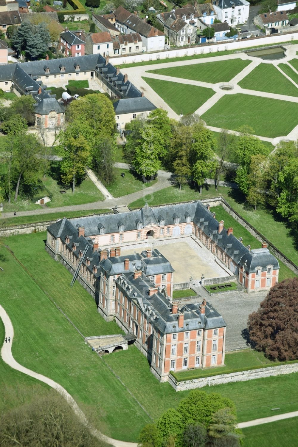 Chamarande from the bird's eye view: Palace Chateau de Chamarande on Rue du Commandant in Chamarande in Ile-de-France, France