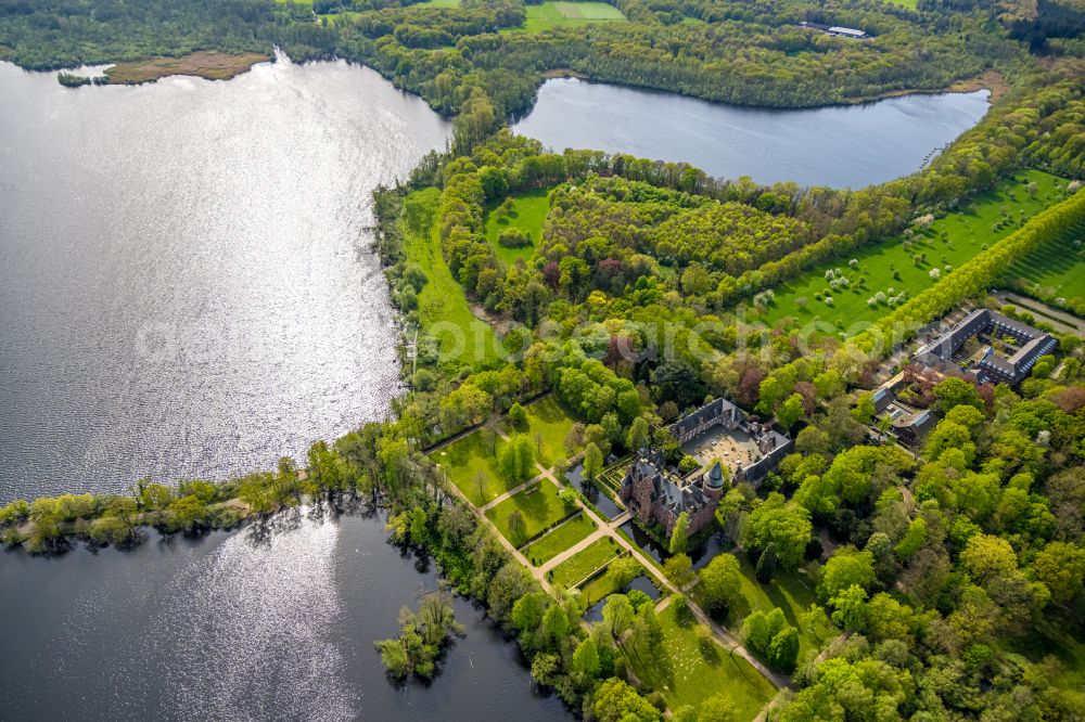 Aerial photograph Nettetal - Palace Chateauform' Schloss Krickenbeck on street Schlossallee in the district Hinsbeck in Nettetal in the state North Rhine-Westphalia, Germany