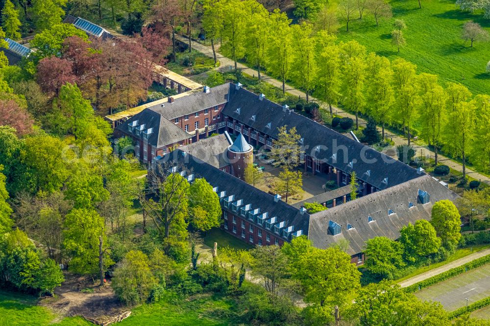 Nettetal from above - Palace Chateauform' Schloss Krickenbeck on street Schlossallee in the district Hinsbeck in Nettetal in the state North Rhine-Westphalia, Germany