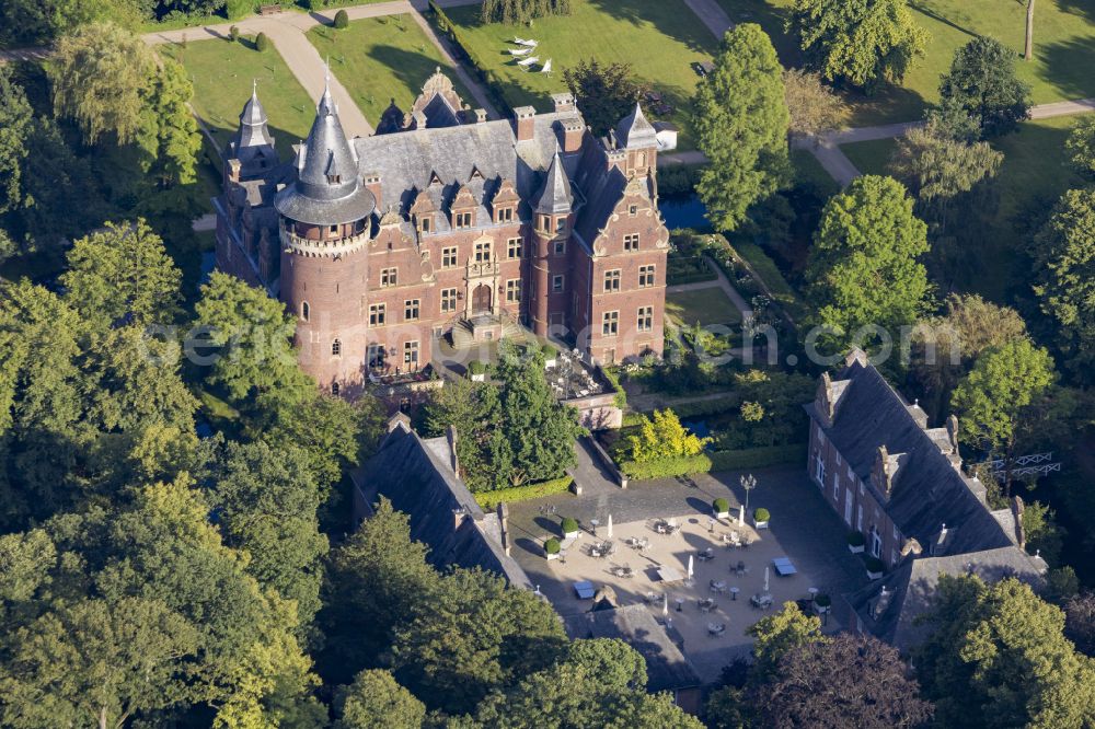 Aerial photograph Nettetal - Palace Chateauform' Schloss Krickenbeck on street Schlossallee in the district Hinsbeck in Nettetal in the state North Rhine-Westphalia, Germany