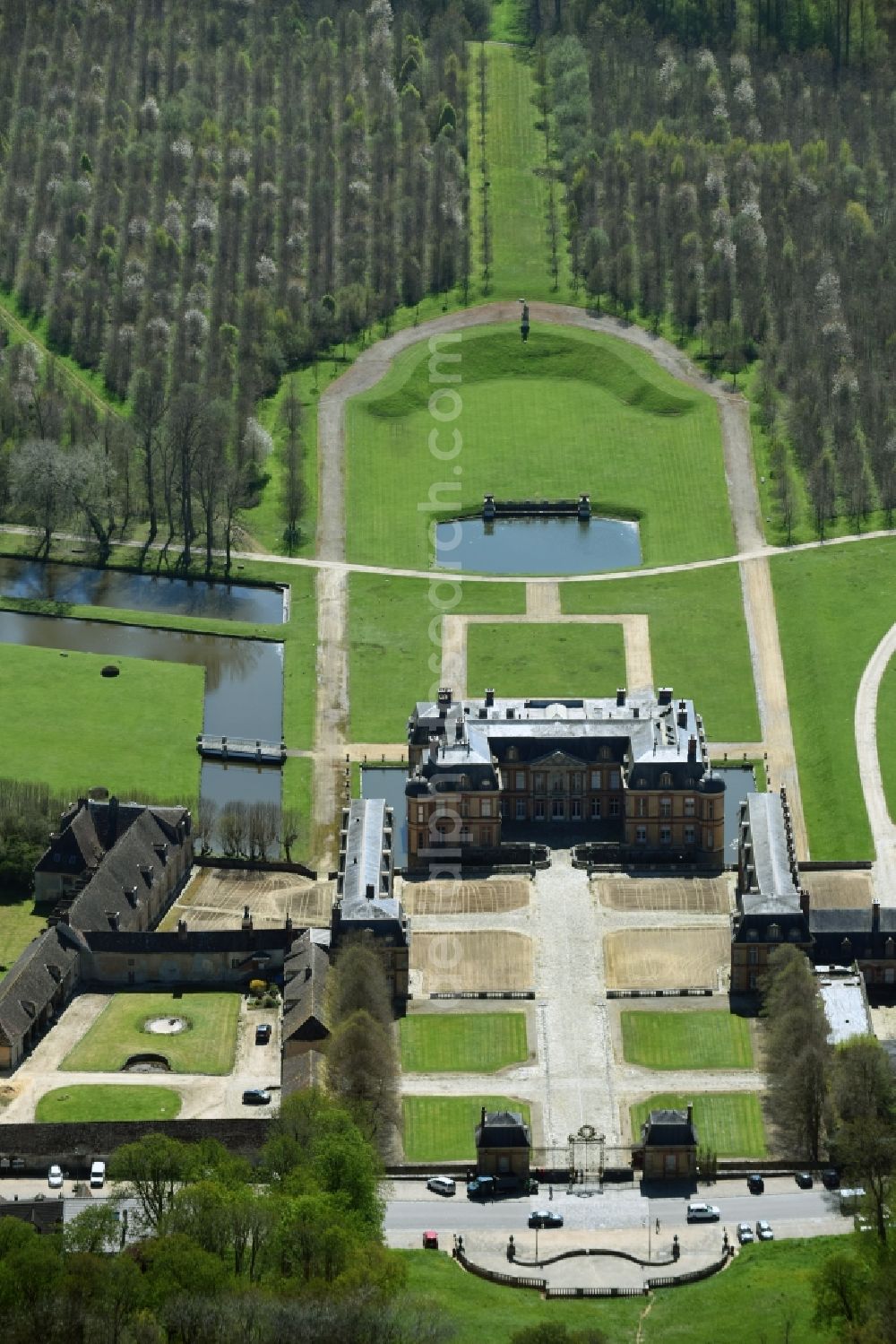 Dampierre-en-Yvelines from the bird's eye view: Palace Dampierre in Dampierre-en-Yvelines in Ile-de-France, France