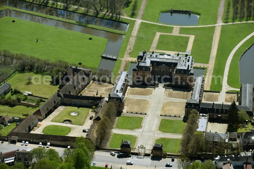 Aerial photograph Dampierre-en-Yvelines - Palace Dampierre in Dampierre-en-Yvelines in Ile-de-France, France