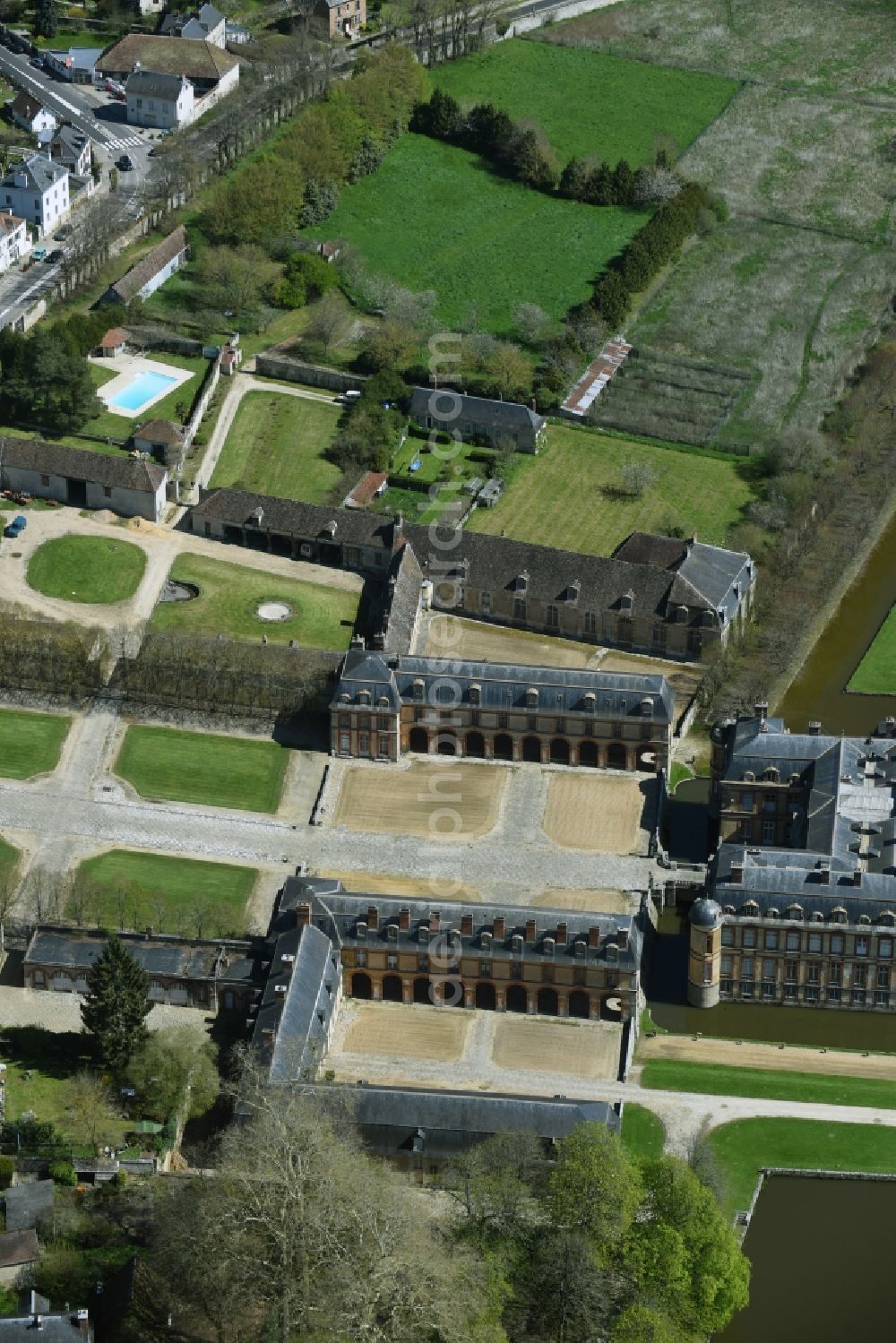 Dampierre-en-Yvelines from the bird's eye view: Palace Dampierre in Dampierre-en-Yvelines in Ile-de-France, France