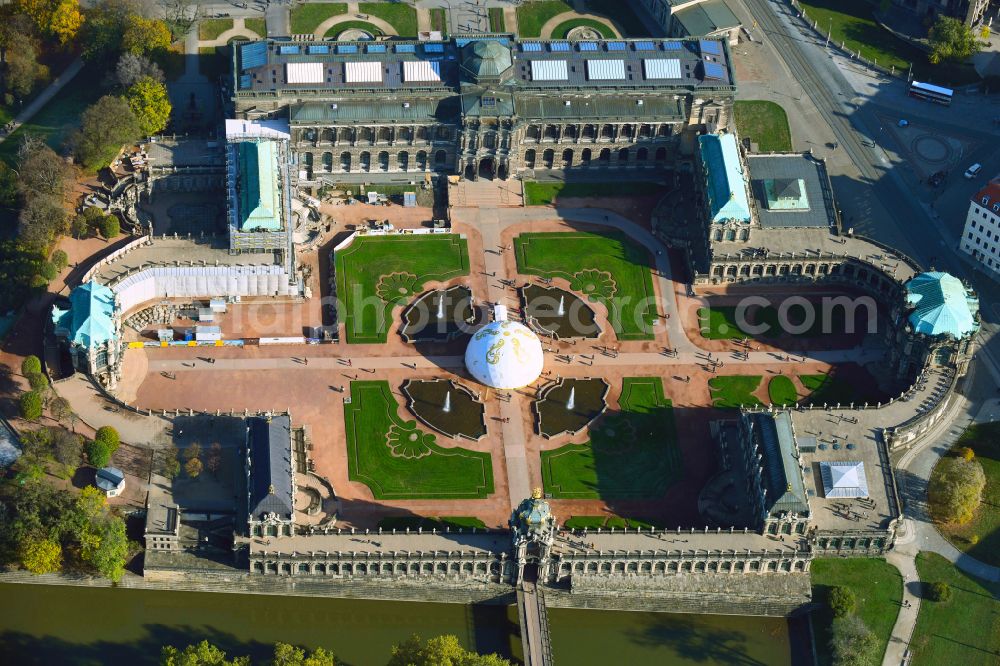 Aerial photograph Dresden - Palace of the castle Dresdner Zwinger on Theaterplatz - Sophienstrasse in the district Altstadt in Dresden in the federal state of Saxony, Germany