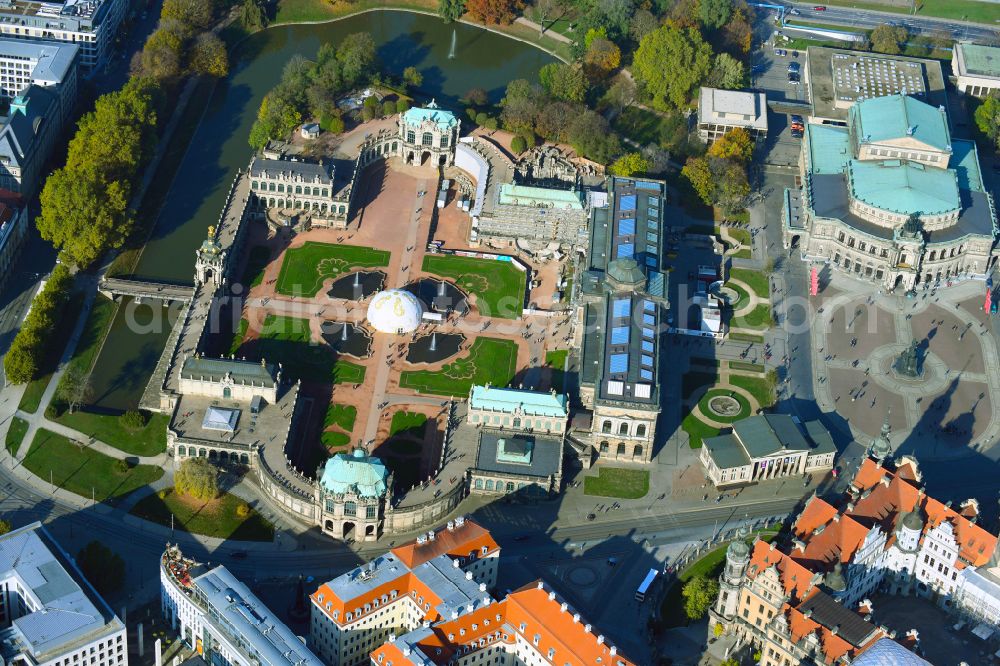 Aerial photograph Dresden - Palace of the castle Dresdner Zwinger on Theaterplatz - Sophienstrasse in the district Altstadt in Dresden in the federal state of Saxony, Germany