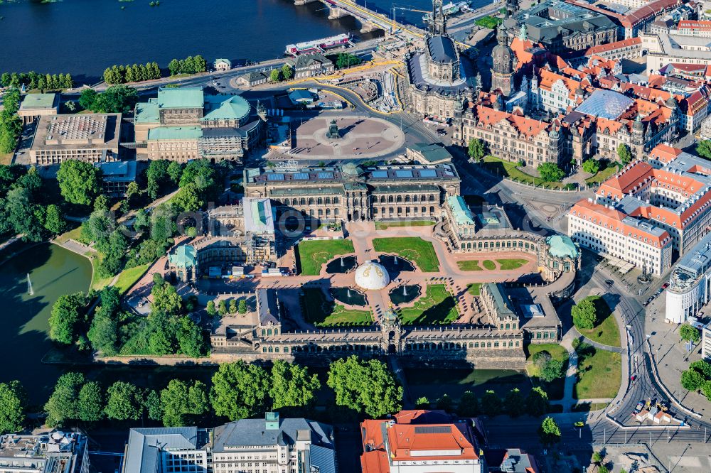 Aerial photograph Dresden - Palace of the castle Dresdner Zwinger on Theaterplatz - Sophienstrasse in the district Altstadt in Dresden in the federal state of Saxony, Germany