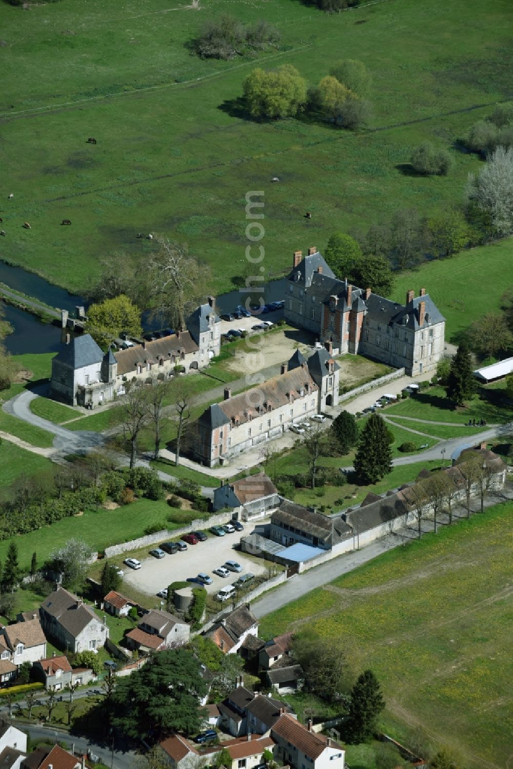 Janville-sur-Juine from above - Palace Ets Public National A Koenigswarter Gillevoisin in Janville-sur-Juine in Ile-de-France, France