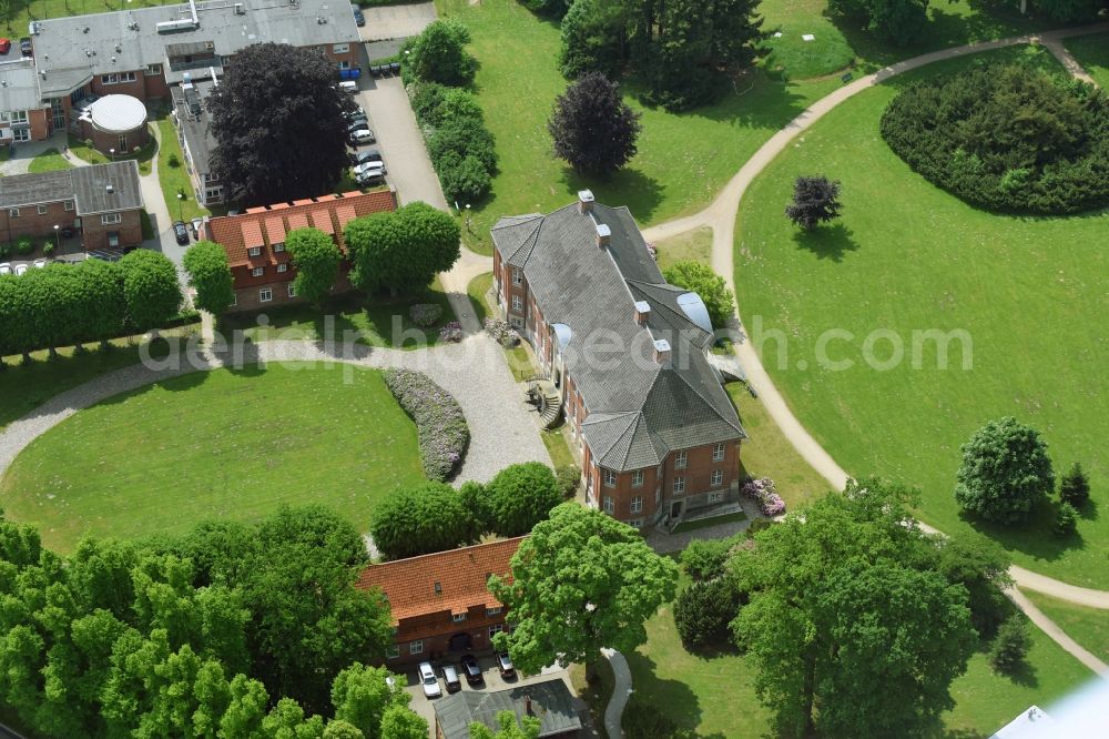 Aerial photograph Sülfeld - Palace Forschungszentrum Borstel Leibniz-Zentrum fuer Medizin and Biowissenschaften on Parkallee in the district Borstel in Suelfeld in the state Schleswig-Holstein, Germany