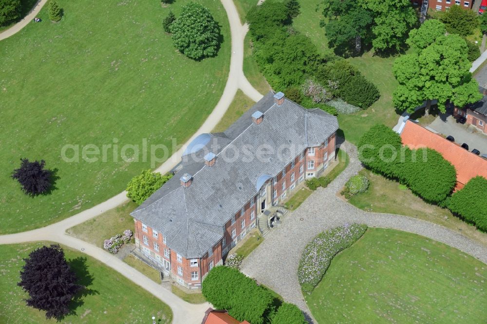 Sülfeld from the bird's eye view: Palace Forschungszentrum Borstel Leibniz-Zentrum fuer Medizin and Biowissenschaften on Parkallee in the district Borstel in Suelfeld in the state Schleswig-Holstein, Germany