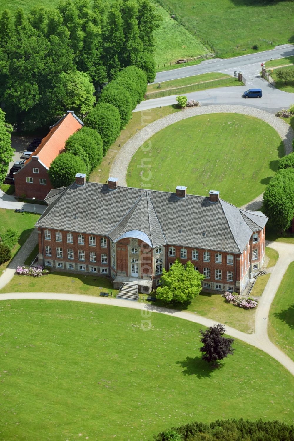 Sülfeld from the bird's eye view: Palace Forschungszentrum Borstel Leibniz-Zentrum fuer Medizin and Biowissenschaften on Parkallee in the district Borstel in Suelfeld in the state Schleswig-Holstein, Germany