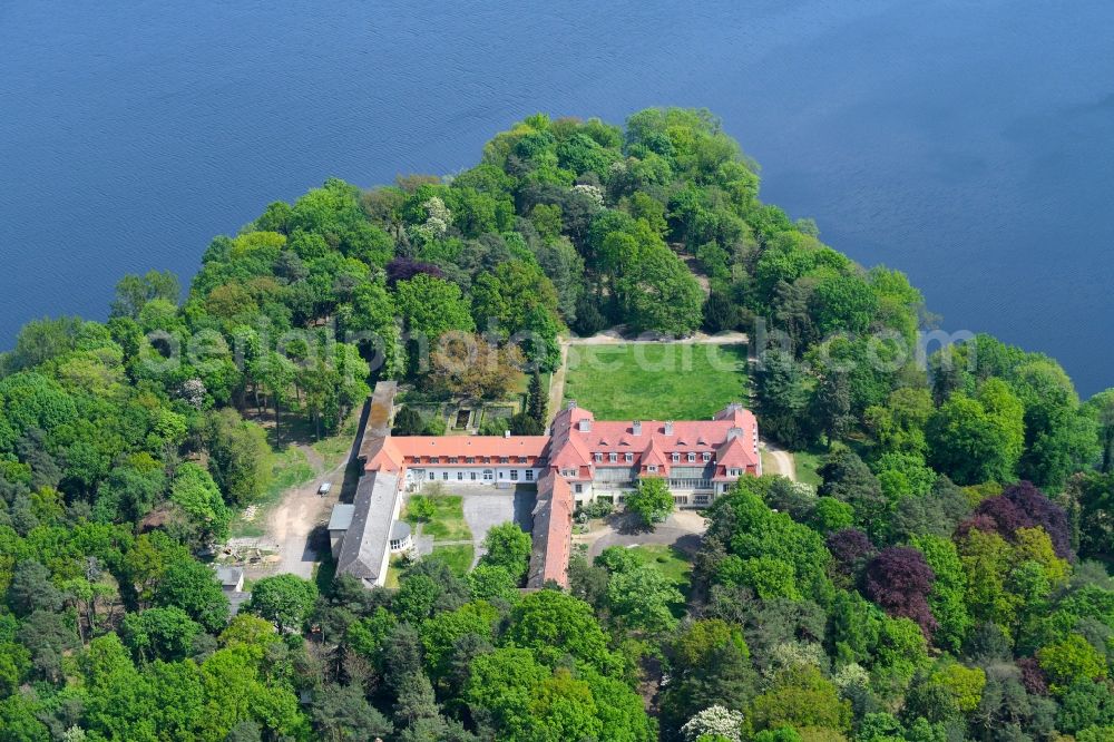 Aerial photograph Potsdam - Palace Heinenhof on Stinthorn - Heinrich-Heine-Weg on Lehnitzsee in the district Neu Fahrland in Potsdam in the state Brandenburg, Germany