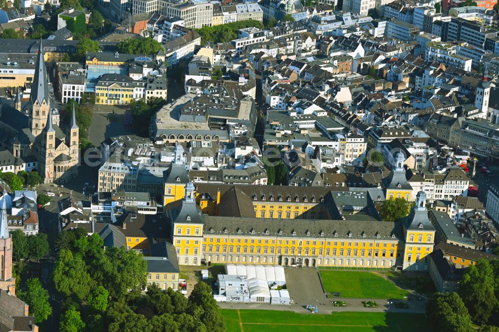 Bonn from above - Palace Kurfuerstliches Schloss und Campus of University Rheinische Friedrich-Wilhelms-Universitaet Am Hof in Bonn in the state North Rhine-Westphalia, Germany