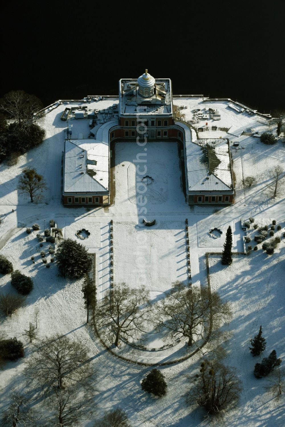 Potsdam from the bird's eye view: Wintry snowy Palace Marmorpalais Im Neuen Garten in Potsdam in the state Brandenburg