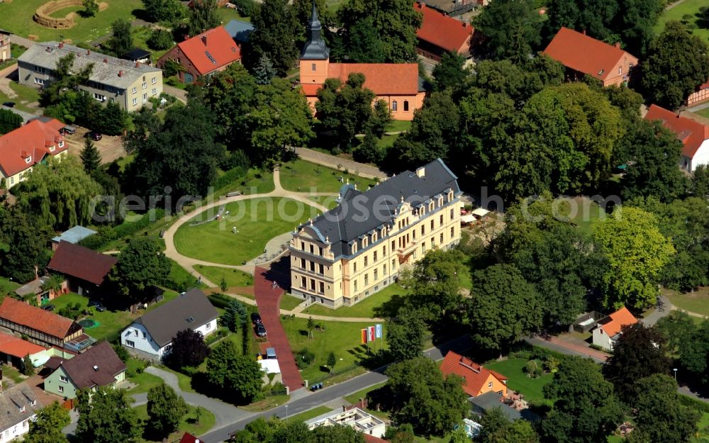 Aerial photograph Ribbeck - Palace Schloss Ribbeck GmbH Theodor-Fontane-Strasse in Ribbeck in the state Brandenburg