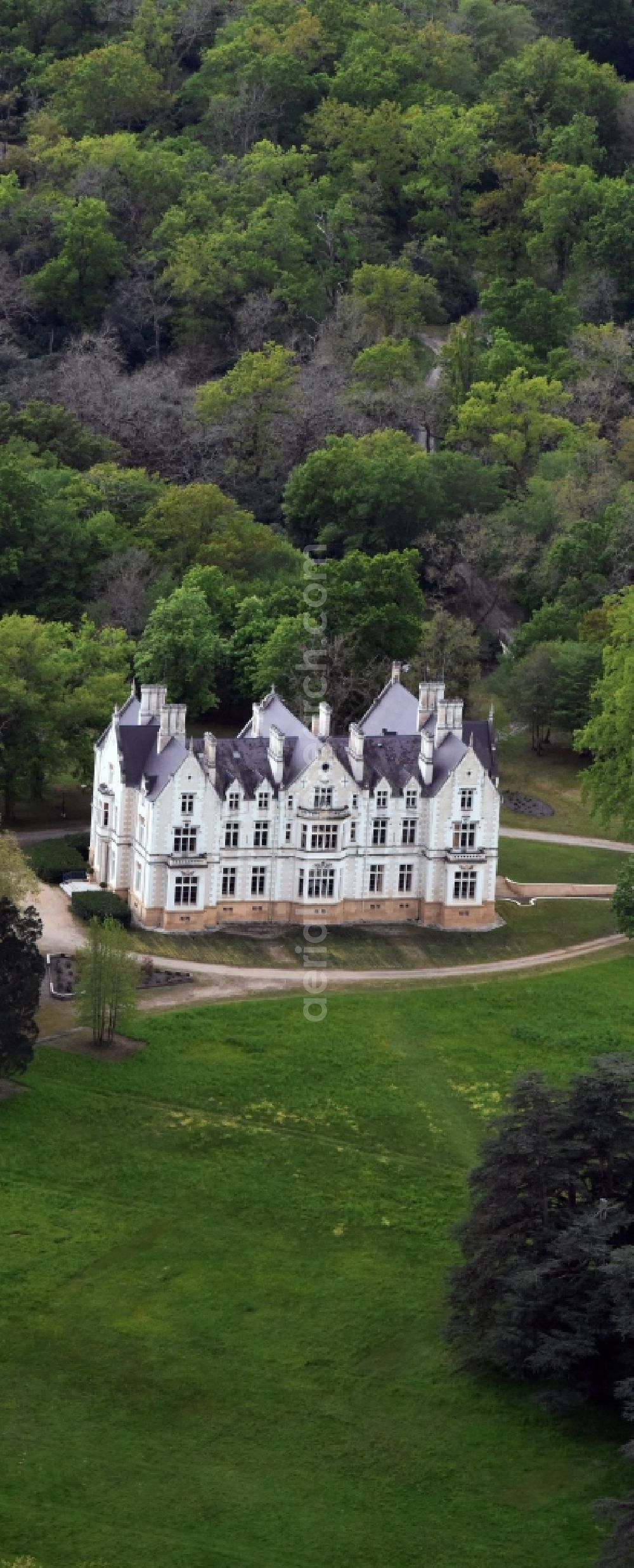 Saint-Selve from the bird's eye view: Palace in Saint-Selve in Aquitaine Limousin Poitou-Charentes, France