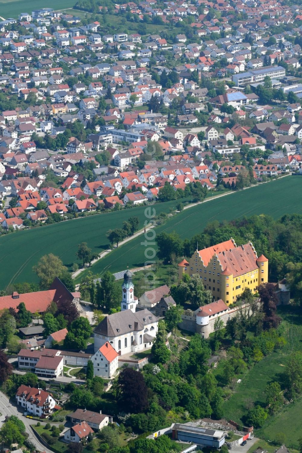 Erbach from the bird's eye view: Palace Schloss Erbach on Schlossberg in Erbach in the state Baden-Wuerttemberg, Germany