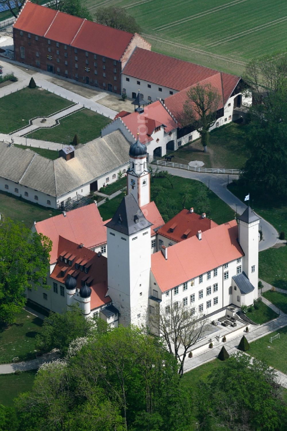 Steindorf from the bird's eye view: Palace Schloss Hofhegnenberg in Steindorf in the state Bavaria, Germany