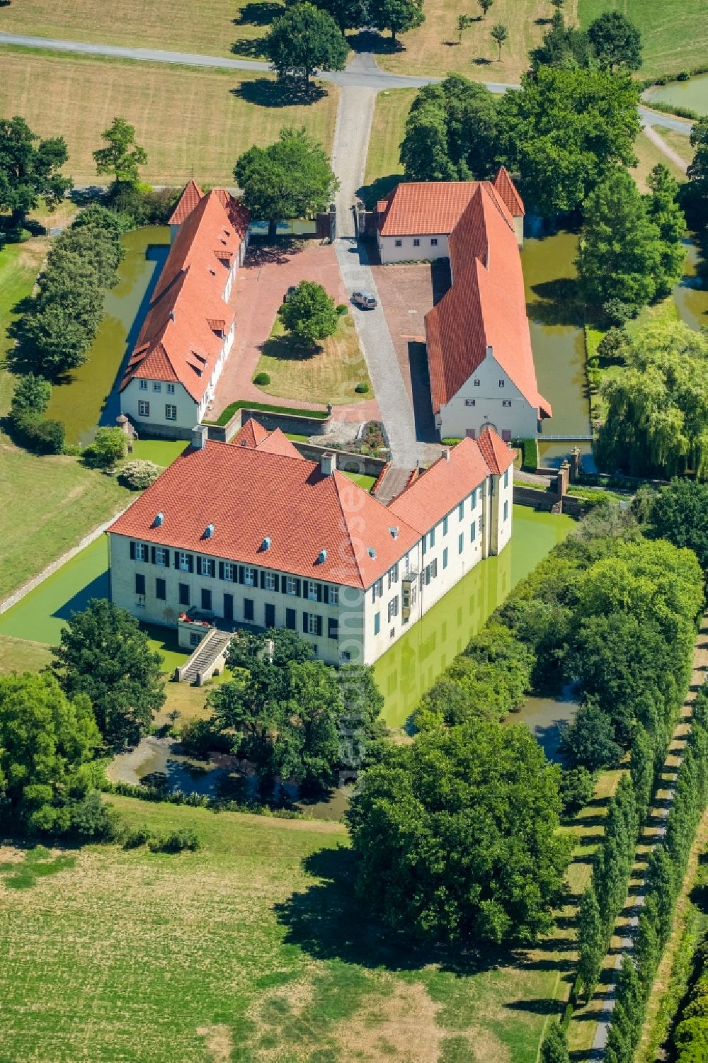 Ennigerloh from the bird's eye view: Palace Schloss Vornholz on Steinpatt in Ennigerloh in the state North Rhine-Westphalia, Germany