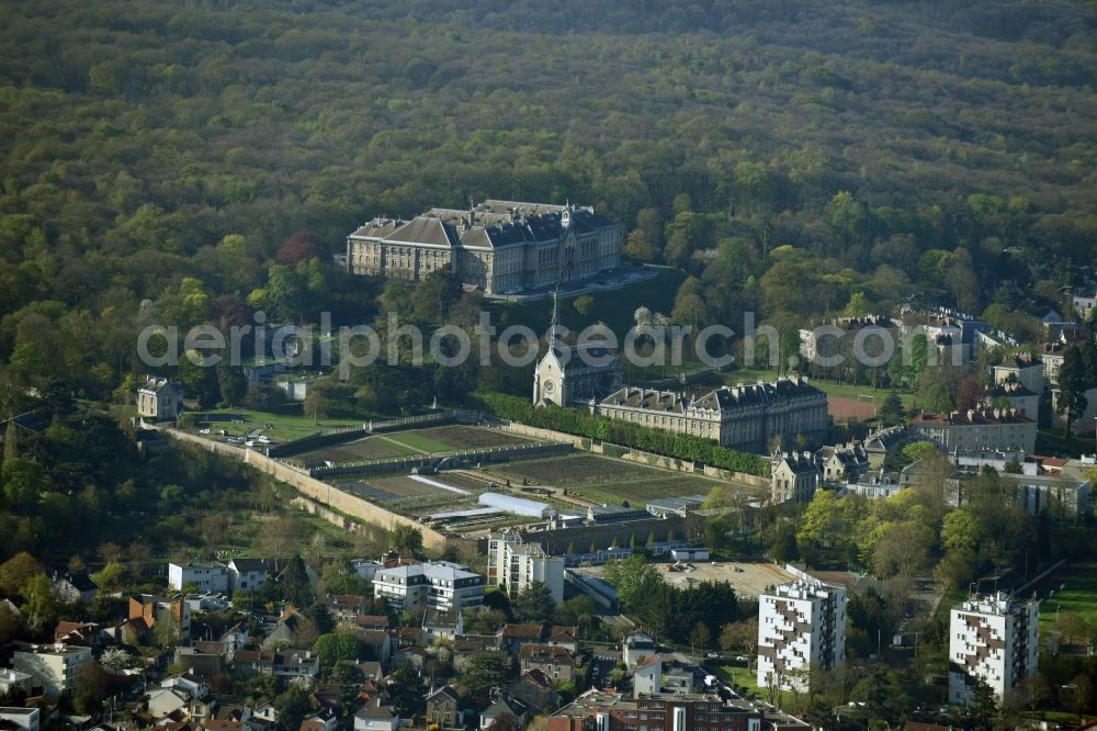 Meudon from the bird's eye view: Palace Village Educatif Saint-Philippe - Apprentis d'Auteuil on Rue du PA?re Brottier in Meudon in Ile-de-France, France