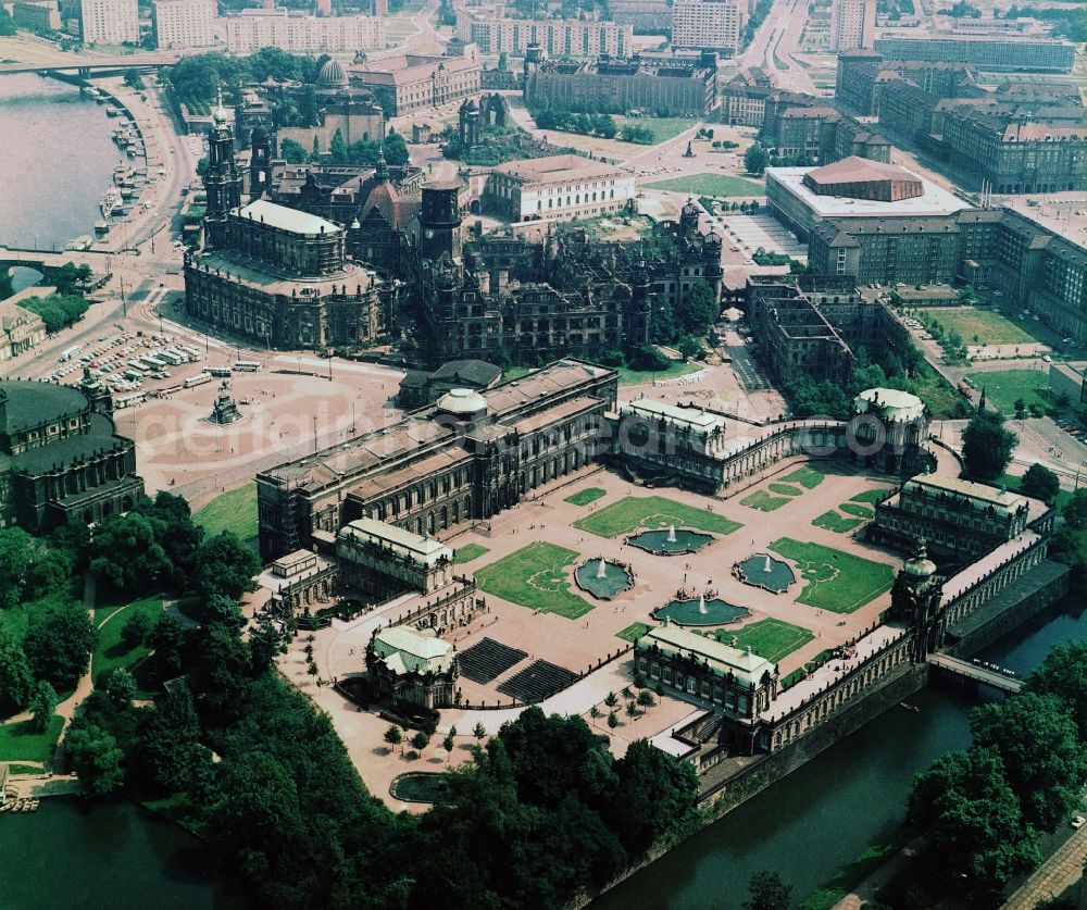 Dresden from the bird's eye view: Palace Zwinger with of Gemaeldegalerie Alte Meister and dem Kronentor in the district Altstadt in Dresden in the state Saxony, Germany