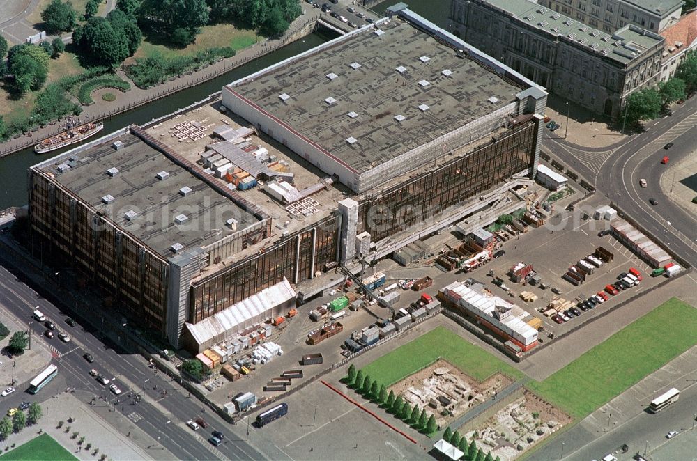 Aerial photograph Berlin - At the time of recording the building of the Palace of the Republic in Berlin-Mitte was liberated of existing asbestos