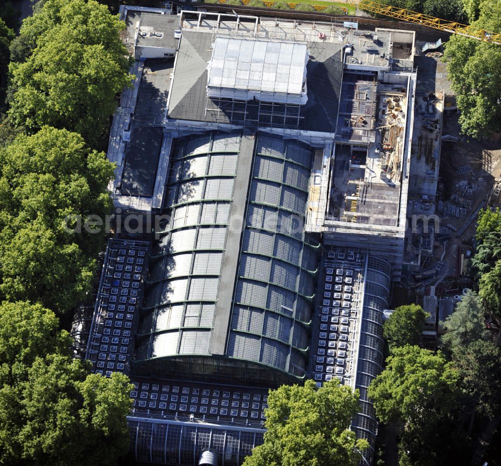 Frankfurt am Main from the bird's eye view: Blick auf das, im Zustand der Sanierung befindliche, Palmen- und Gesellschaftshaus im botanischen Garten Palmengarten in Frankfurt-Westend, Hessen. View on the palm and society house, which is being refurbished, in the botanic garden Palmengarten in Frankfurt Westend, Hessen.