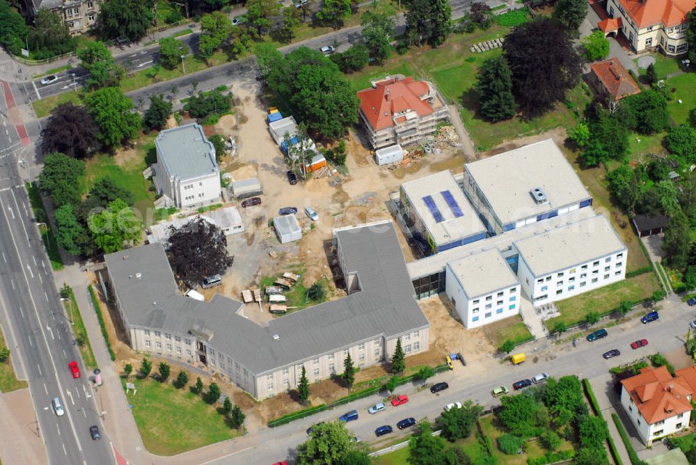 Aerial photograph Dresden - Blick auf den Neubau der Palucca Schule Dresden - Hochschule für Tanz. Die Palucca-Schule befindet sich an der süd-östlichen Ecke des Großen Gartens, dort wo sich Karcherallee und Tiergartenstraße sowie Karcherallee und Wiener Straße kreuzen. Am 1. April 1949 wurde die Palucca-Schule zur Staatlichen Fachschule für Künstlerischen Tanz erhoben und hat seit 1993 den Status einer Hochschule. Das Hauptgebäude entstand 1955 und wurde mehrfach erweitert. Seit April 2007 befinden sich alle Studiengänge auf einem großzügigen Campus mit mehr als 4000 qm Nutzfläche am Basteiplatz. Das Hauptgebäude der Palucca-Schule, der Neubau und beide Villen Tiergartenstr. 78 und 80 bilden den neuen Campus der Palucca-Schule. Der einstige Park der Villen wurde denkmalgerecht wiederhergestellt. Die Mittelschule umfasst die Klassenstufen 5 bis 10 und endet mit dem Realschulabschluss. Zusammen mit entsprechenden Leistungen in den Tanzfächern qualifiziert der Mittelschulabschluss zur Aufnahme des vierjährigen Hauptstudiums an der Palucca Schule Dresden - Hochschule für Tanz. Kontakt: Palucca Schule Dresden - Hochschule für Tanz, Basteiplatz 4, 01277 Dresden, Tel.: 0351 25906-0, E-Mail: Info@palucca.eu